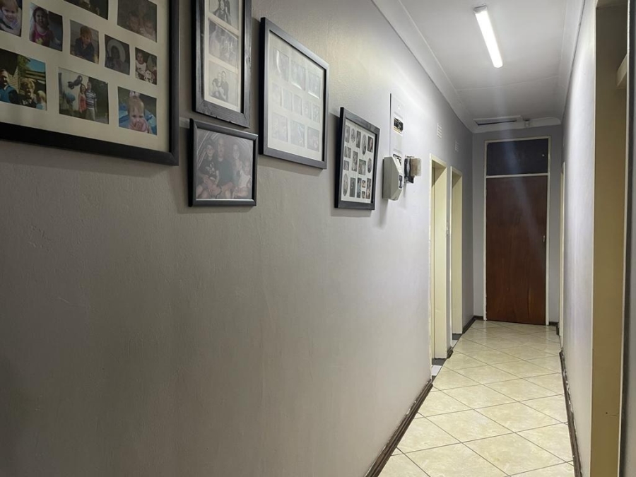 5 Bedroom Property for Sale in Oos Einde North West